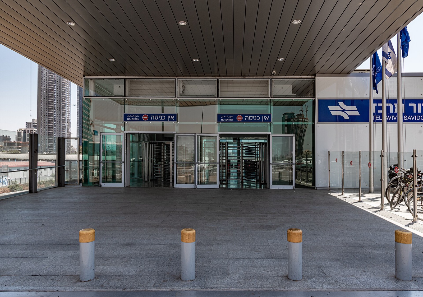 The entrance to Tel Aviv Savidor Central railway station