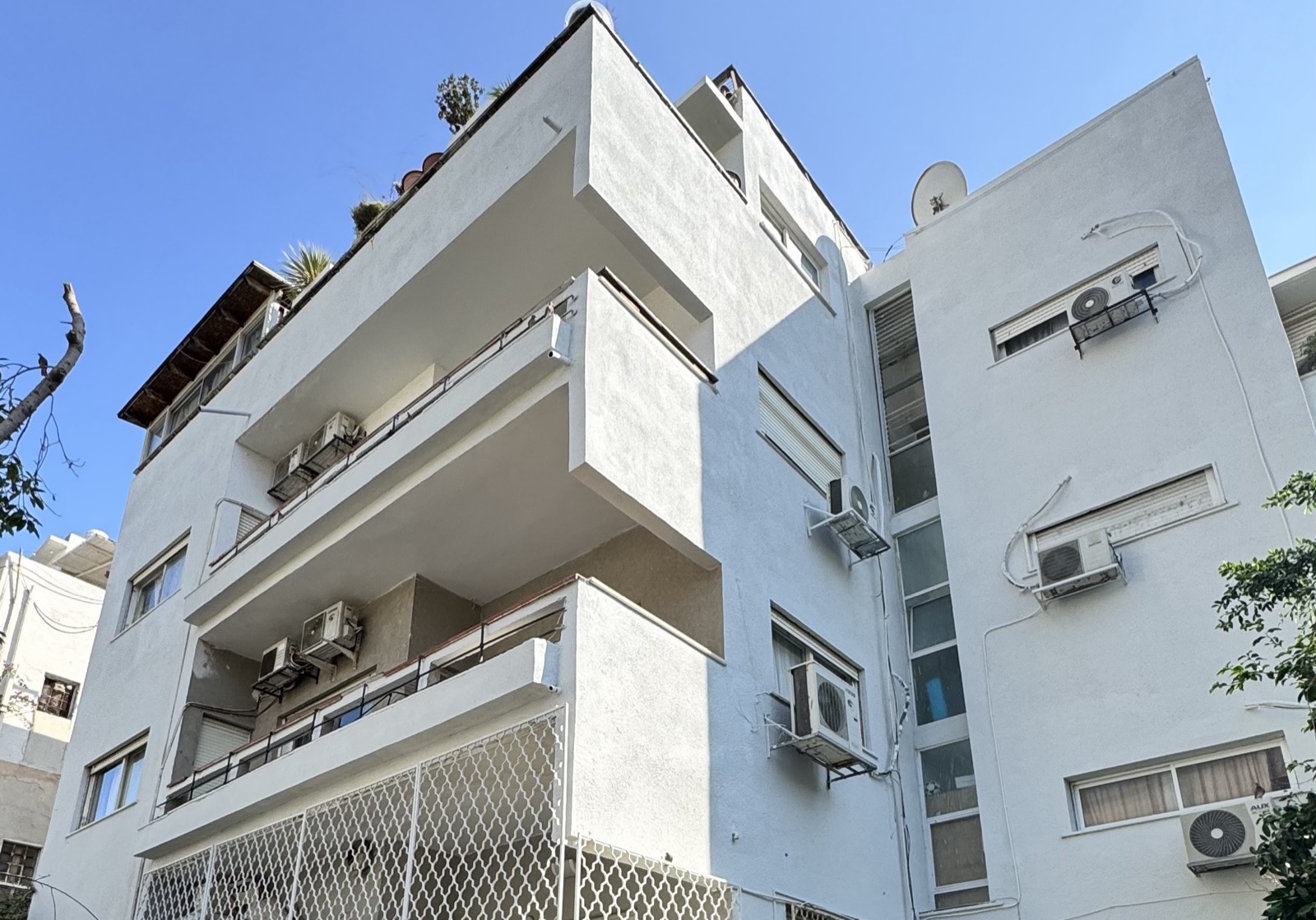 The cantilevered corner balconies at 16 Ruppin Street, Tel Aviv