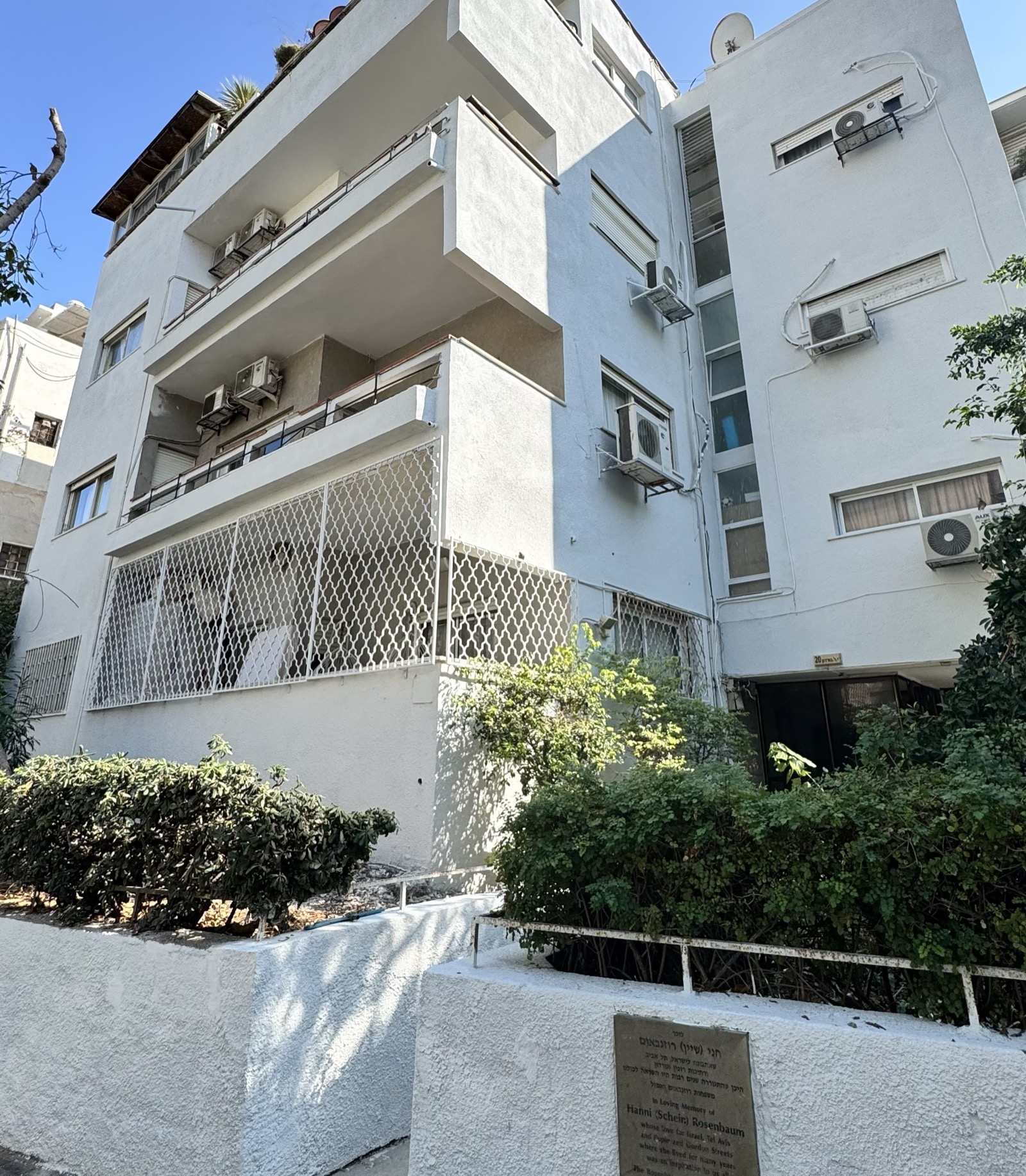 16 Ruppin Street, Tel Aviv, a white 1930s International Style apartment building with stacked cantilevered balconies